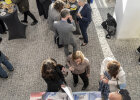 Besucher plättern durch eines der großen Bücher in der Ausstellung "Wir bauen Bayern".