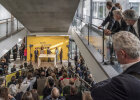 Volles Haus bei der Eröffnung der Ausstellung "Wir bauen Bayern" im Foyer des Bayerischen Staatsministeriums für Wohnen, Bau und Verkehr.