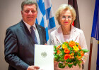 Staatsminister Christian Bernreiter mit Angelika Diekmann aus Passau. Die stellvertretende Vorsitzende im Stiftungsrat der Passauer Neuen Presse setzt sich seit Jahrzehnten für den gesellschaftlichen, kulturellen und sozialen Bereich ein und hat sich dadurch im In- sowie Ausland bleibende Verdienste erworben. 