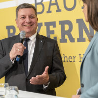 Staatsminister Christian Bernreiter bei der Eröffnung der Wanderausstellung auf ihrer ersten Station in München.