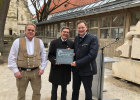 Die staatliche Dombauhütte Bamberg ist Immaterielles Kulturerbe.
Von links nach rechts: Ulrich Först (Hüttenmeister der Dombauhütte Bamberg), Jürgen König (Behördenleiter des Staatlichen Bauamts Bamberg), Bayerns Bauminister Dr. Hans Reichhart