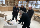 Besuch in der staatlichen Dombauhütte Regensburg - Helmut Stuhlfelder, Hüttenmeister der Dombauhütte Regensburg demonstriert die traditionellen Arbeitstechniken.