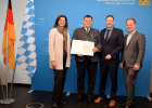 Verkehrsminister Hans Reichhart und Landtagspräsidentin Ilse Aigner übergeben den Förderbescheid an den Landrat von Garmisch Partenkirchen, Anton Speer. Im Bild zu sehen ist außerdem der Landrat von Ebersberg, Robert Niedergesäß.