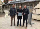 Die staatliche Dombauhütte Passau ist Immaterielles Kulturerbe.
Von links nach rechts: Jérôme Zahn (Hüttenmeister der Dombauhütte Passau), Norbert Sterl (Bereichsleiter des Staatlichen Bauamts Passau), Bayerns Bauminister Dr. Hans Reichhart