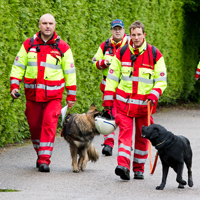 Rescuecamp 2013 vom 30. Mai bis 2. Juni: Nach dem Einsatz ist vor dem Einsatz, Rettungshundeteam auf dem Weg ins Zeltlager. © Andrea Ihringer, Pfotenbild