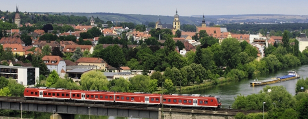 Elektrobetriebszug 440 auf der Strecke Würzburg - Nürnberg auf der Mainbrücke in Kitzingen