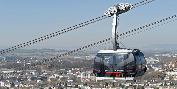 Seilbahn Koblenz 
Gondel an Seilbahn mit der Stadt Koblenz im Hintergrund