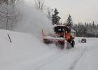 eine Schneeschleuder der Straßenmeisterei im Einsatz 