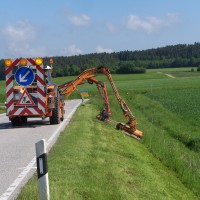 Mäharbeiten an einer Staatsstraße