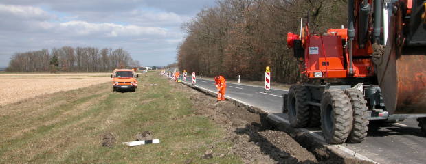 Arbeitsstelle (Bankettherstellung) im Straßenraum