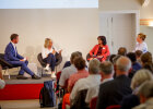 Podiumsdiskussion mit Moderator Roman Roell, Dr. Irmhild Saake, Renate Deniffel (Erste Bürgermeisterin Gemeinde Wildpoldsried) und Prof. Elisabeth Endres zu Krisen, Chancen und kommunalen Strategien.