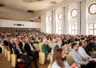 Interessierte aus ganz Bayern füllen den historischen Saal.