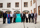 Die Vortragenden kommen im Innenhof des frisch sanierten Asamgebäudes zusammen, v.l.n.r.: Architekt Rainer Hofmann, Moderatorin Ursula Heller, Bürgermeister Alfons Schinabeck, Bauminister Christian Bernreiter MdL, Oberbürgermeister Tobias Eschenbacher, Stadtbaumeisterin Barbara Schelle, Architektin Michaela Ausfelder, Prof. Armin Nassehi, Architekt Reiner Nagel, Bürgermeister Thomas Heydecker.