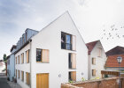 Der Blick in die Straße und auf das Vorderhaus zeigt, wie harmonisch sich das neue Haus in die historische Bebauung der Iphöfer Altstadt einfügt.